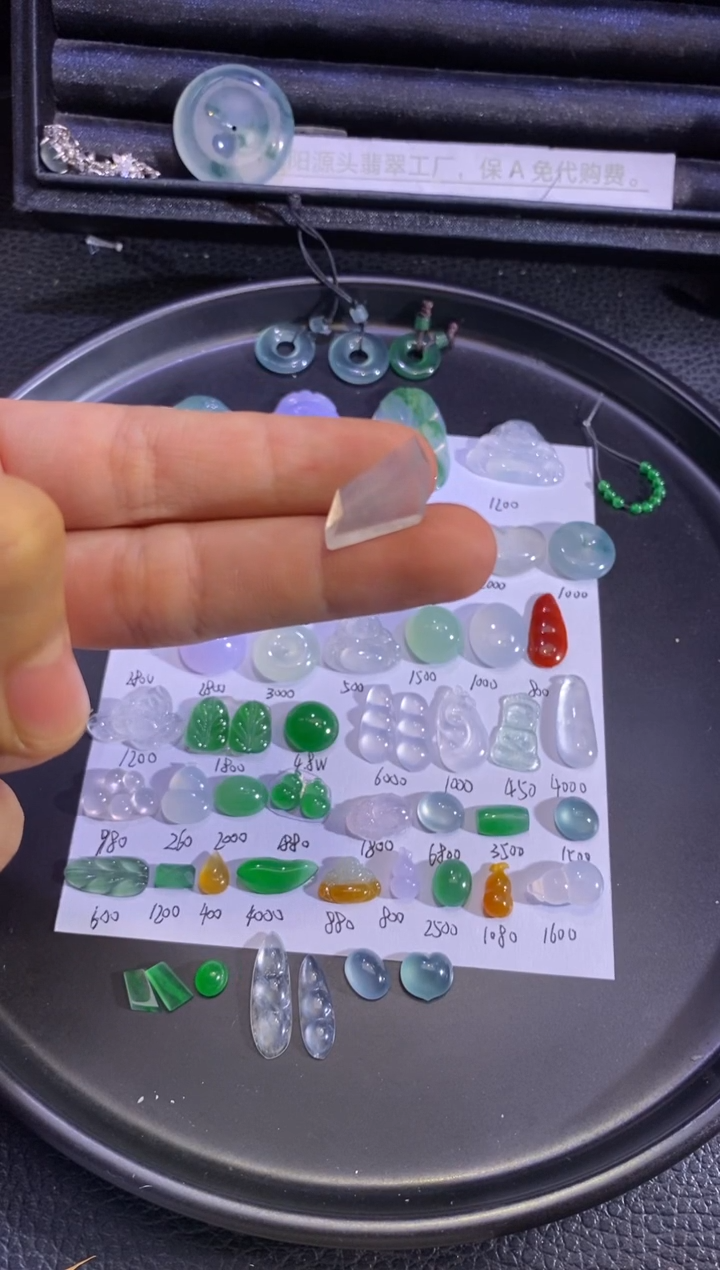 未镶嵌挂件翡翠切割