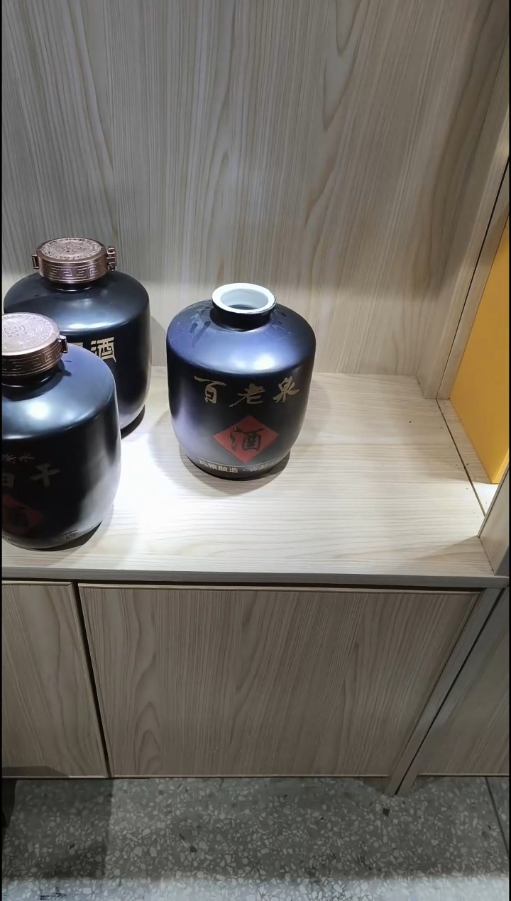 1个5斤装雕刻文字陶瓷空酒瓶