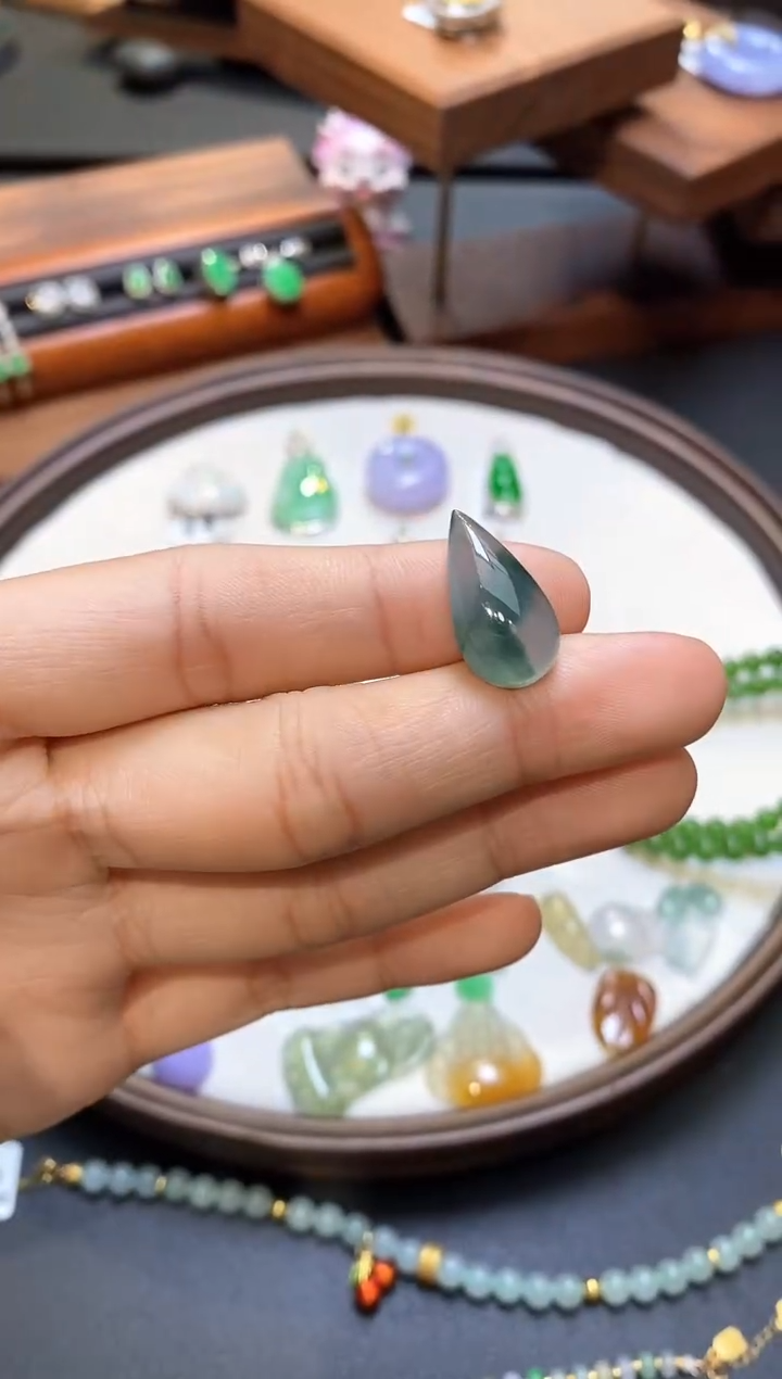 翡翠未镶嵌颈饰水滴