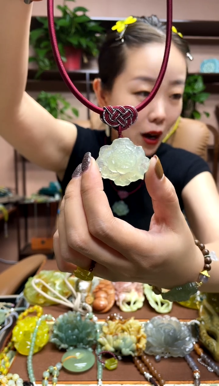 未镶嵌岫玉吊坠多样性发货发其中之一