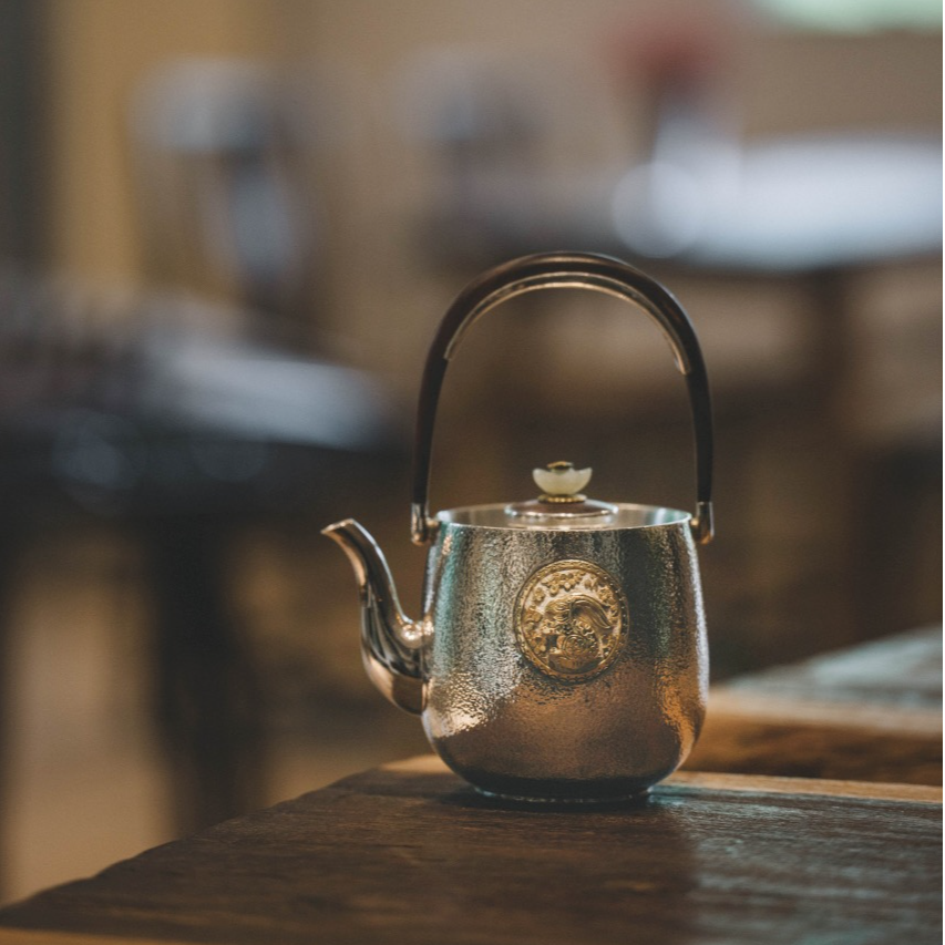 DZ0063 呆坐-细锤纹錾刻嵌金福兔有你提梁壶  270ml