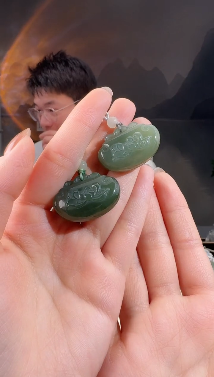 颈饰未镶嵌和田玉荷花锁 发其一