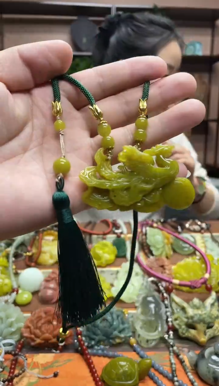 未镶嵌岫玉颈饰·