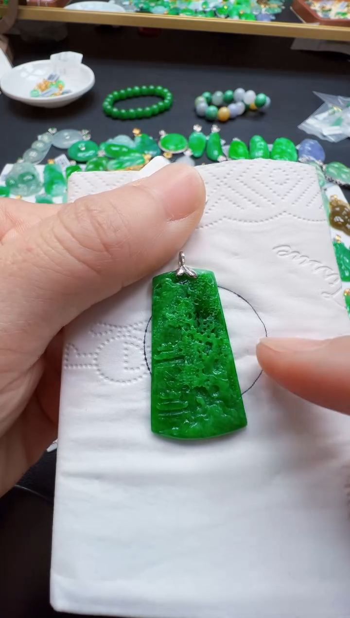 【闪购商品】翡翠吊坠(不含链)18K金镶嵌999