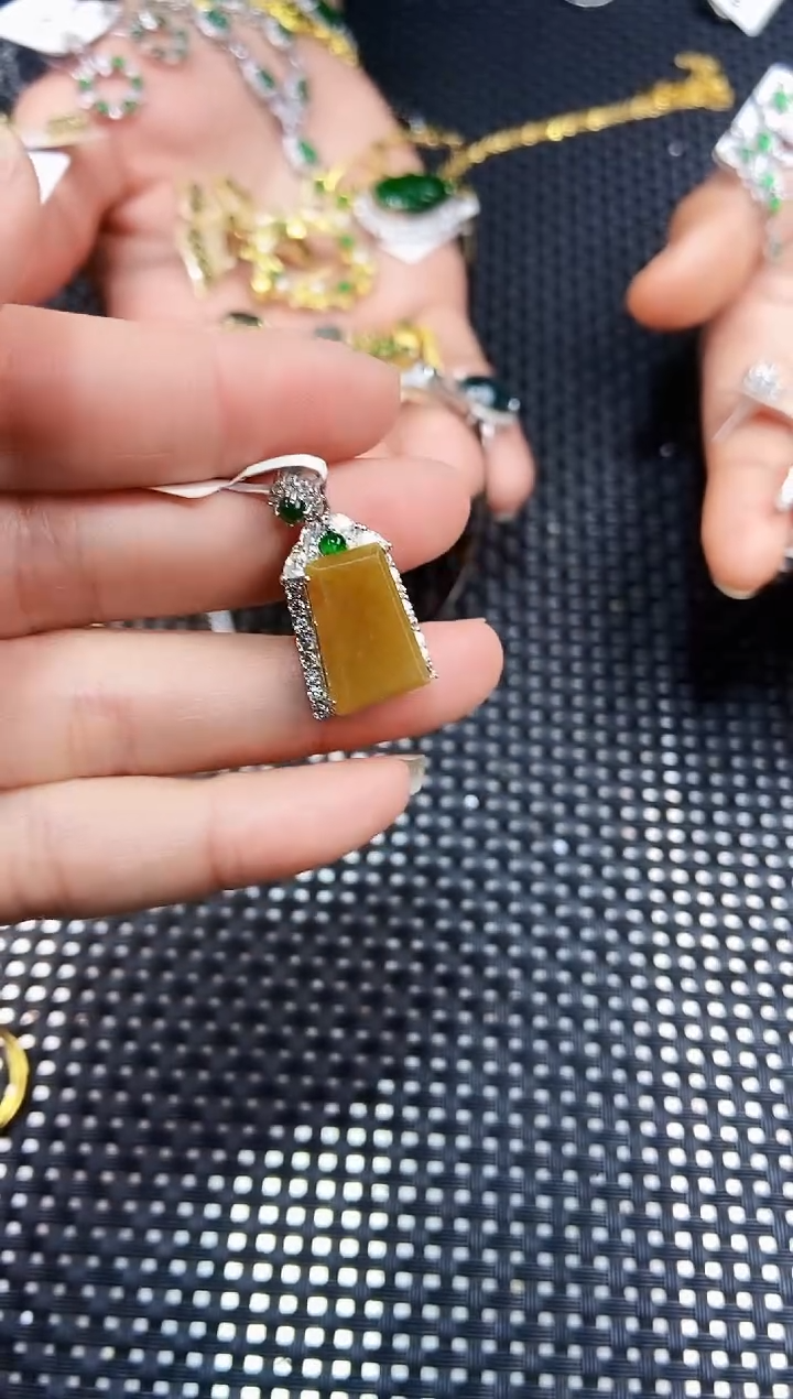 【闪购商品】翡翠颈饰未镶嵌111111111