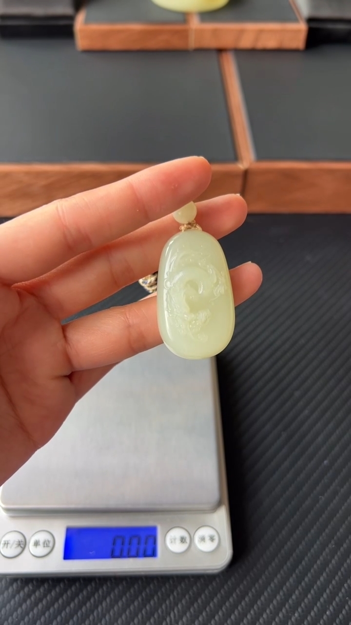 【闪购商品】和田玉吊坠(赠链)未镶嵌且末微色差迪克兰一细