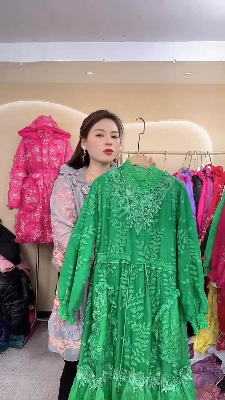 常规款绿色加绒福利连衣裙