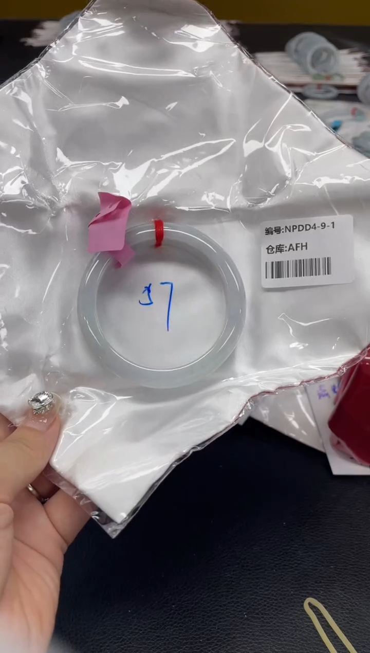 翡翠手镯未镶嵌翡翠手镯