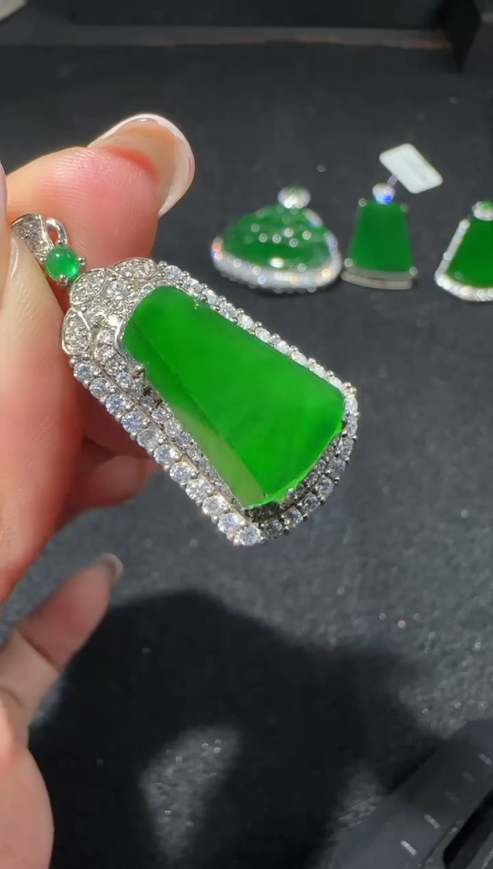 【闪购商品】翡翠吊坠(赠链)未镶嵌多样性发货拍一发一