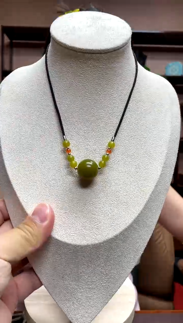 岫玉未镶嵌吊坠多样性发货发其中之一