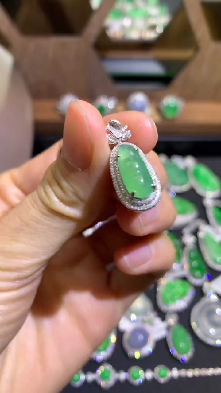 【闪购商品】翡翠吊坠(不含链)18K金镶嵌吊坠