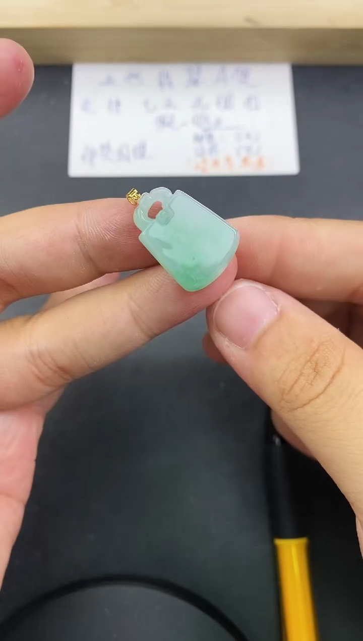 【闪购商品】翡翠颈饰18K金镶嵌天然翡翠A货赠皮绳