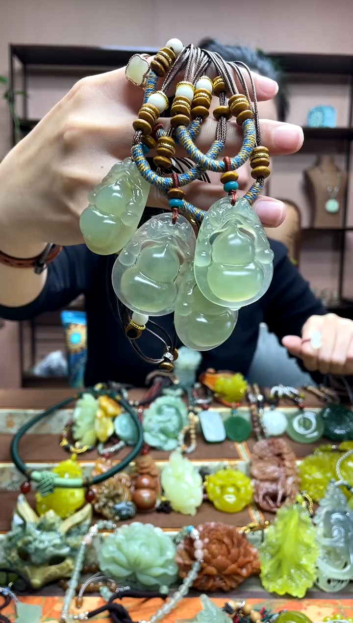 未镶嵌岫玉吊坠多样性发货发其中之一