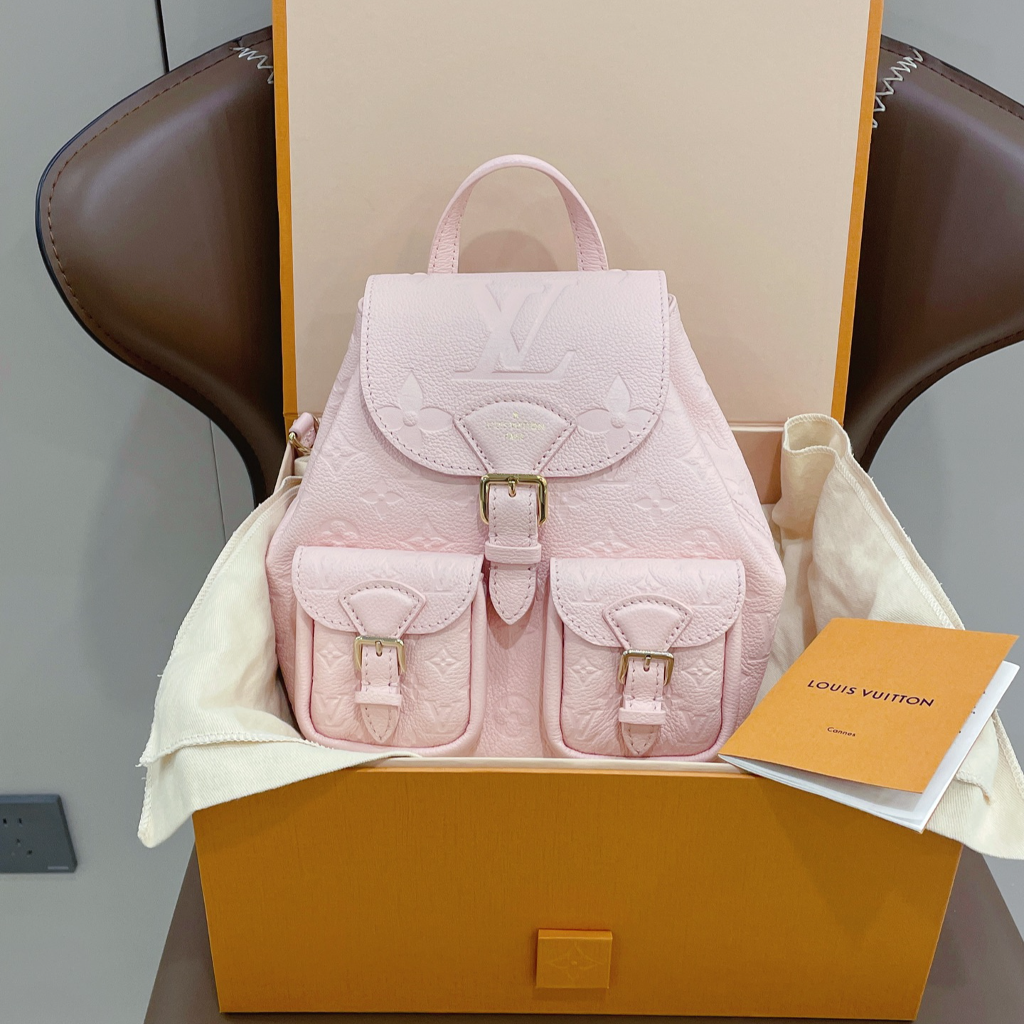 99新 LouisVuitton/路易威登 樱花粉双肩包