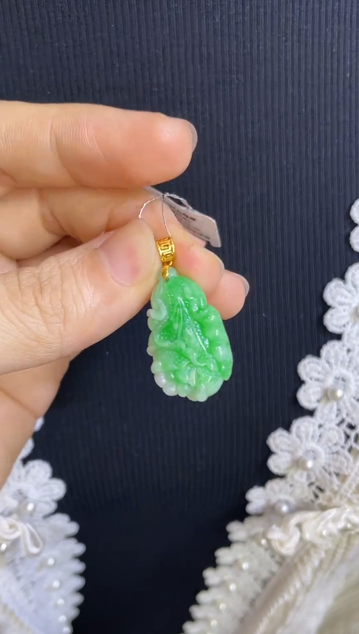 颈饰18K金镶嵌翡翠白菜