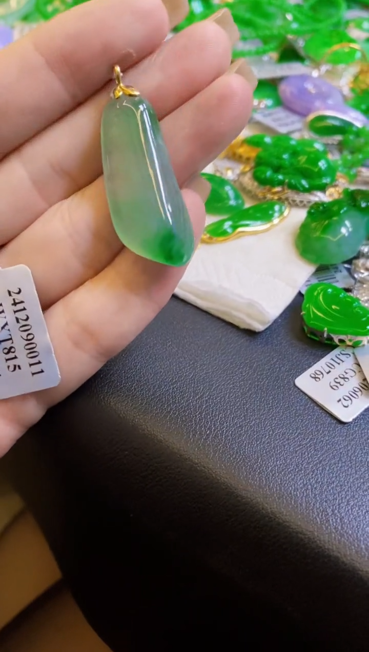 【闪购商品】翡翠颈饰18K金镶嵌瓜