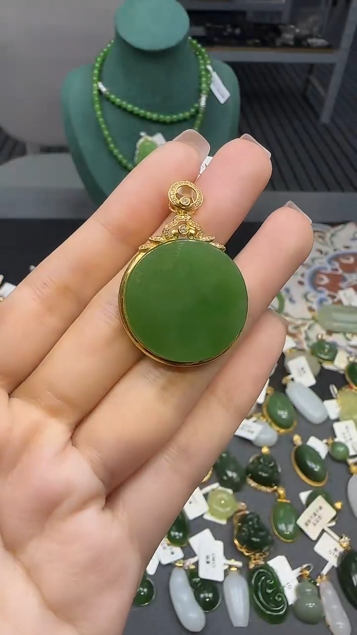 18K金镶嵌和田玉挂件1