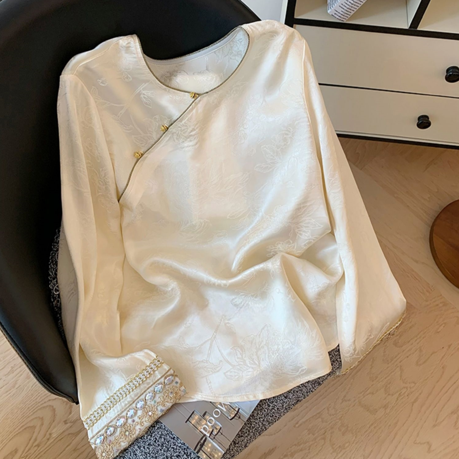  新中式国风品质女装春新款高档缎面提花斜襟刺绣衬衫女内搭上衣