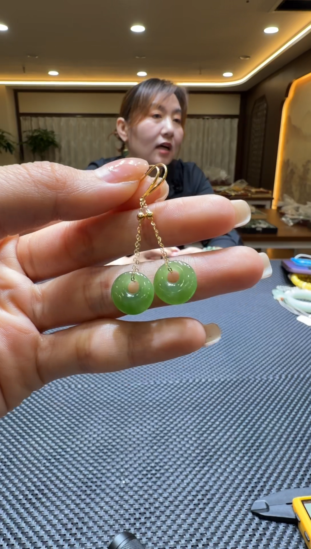 颈饰18K金镶嵌和田玉耳饰一对
