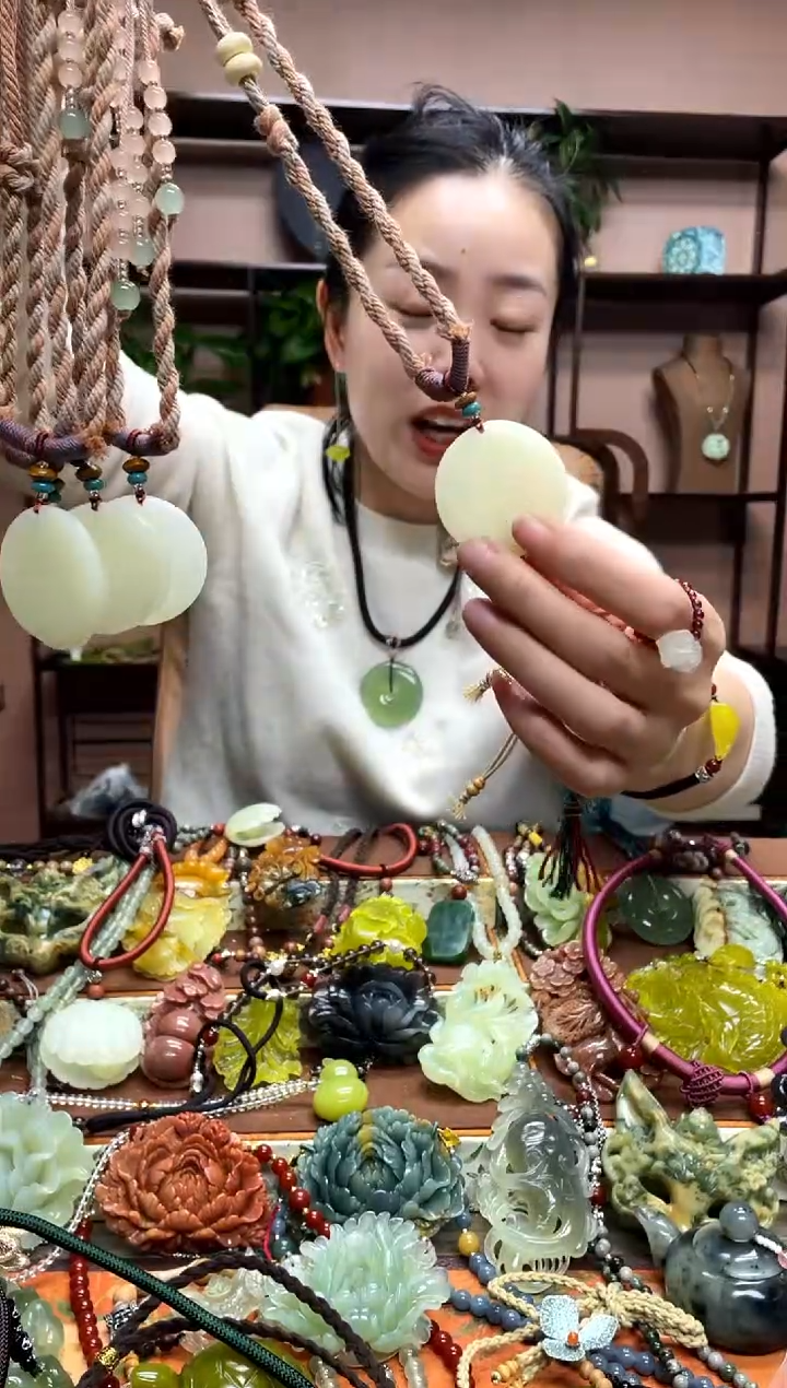 未镶嵌岫玉颈饰多样性发货发其中之一