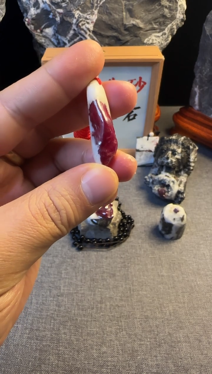 天然辰砂天然朱砂晶体原石吊坠挂件