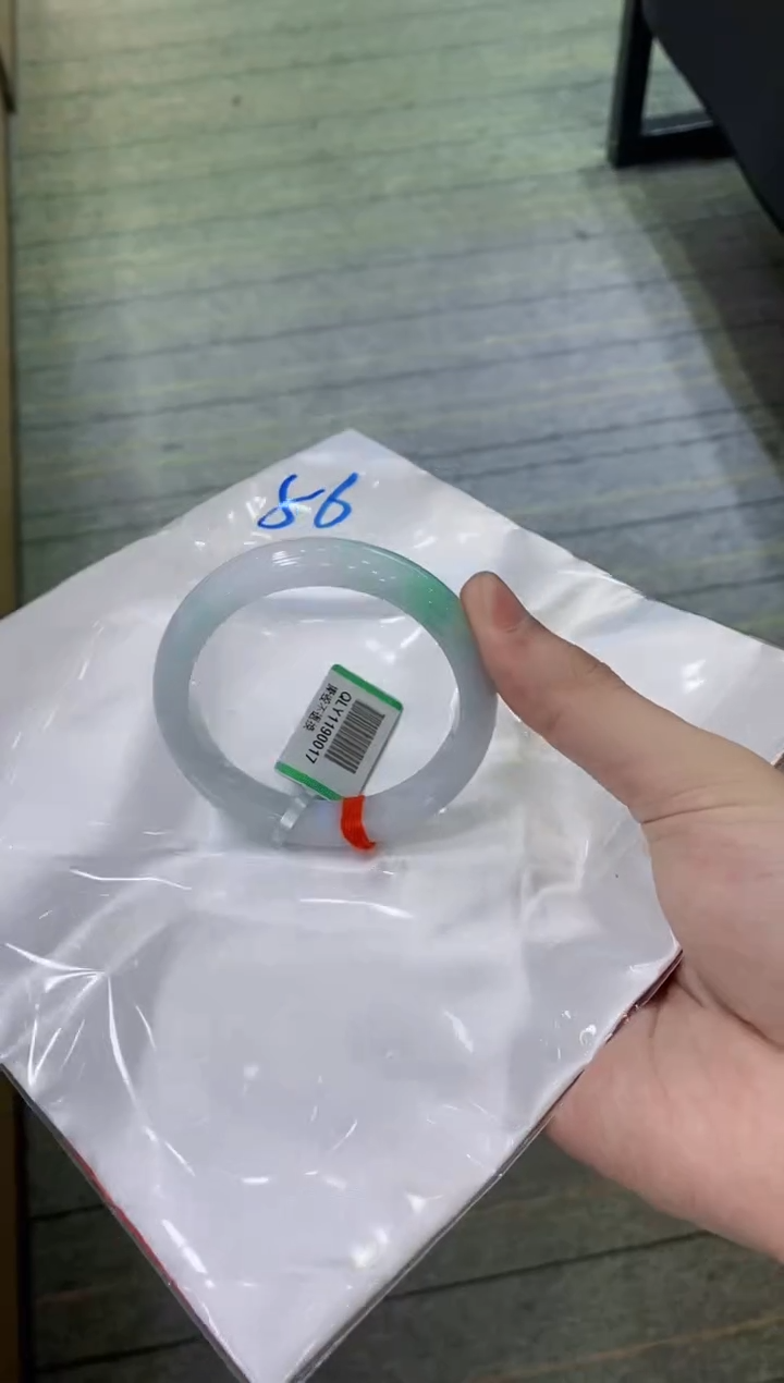 【闪购商品】翡翠手镯未镶嵌           