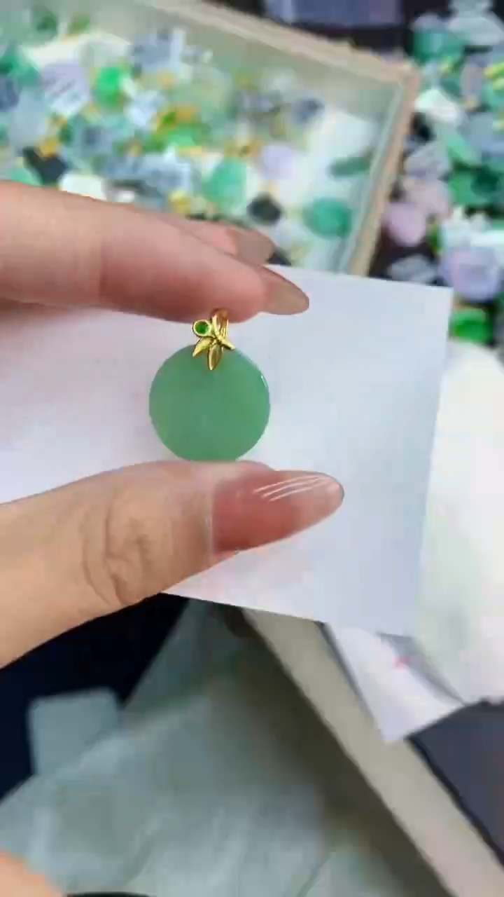 翡翠未镶嵌颈饰          1