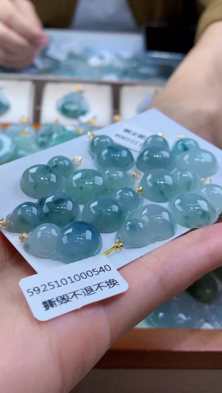 颈饰18K金镶嵌翡翠多样性发其一件