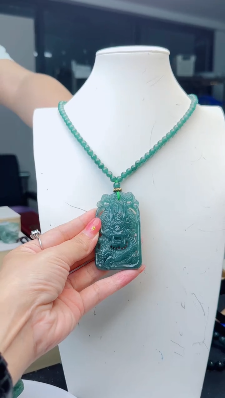 翡翠未镶嵌颈饰多样性发货其中一件