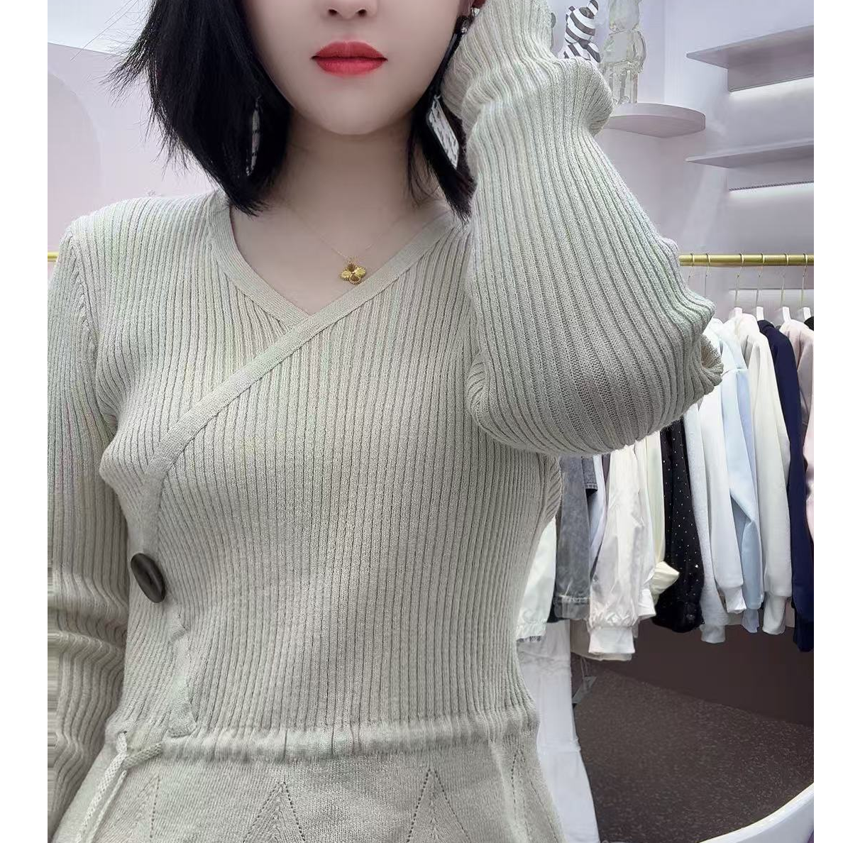 一粒扣针织毛衣抽绳打底衫