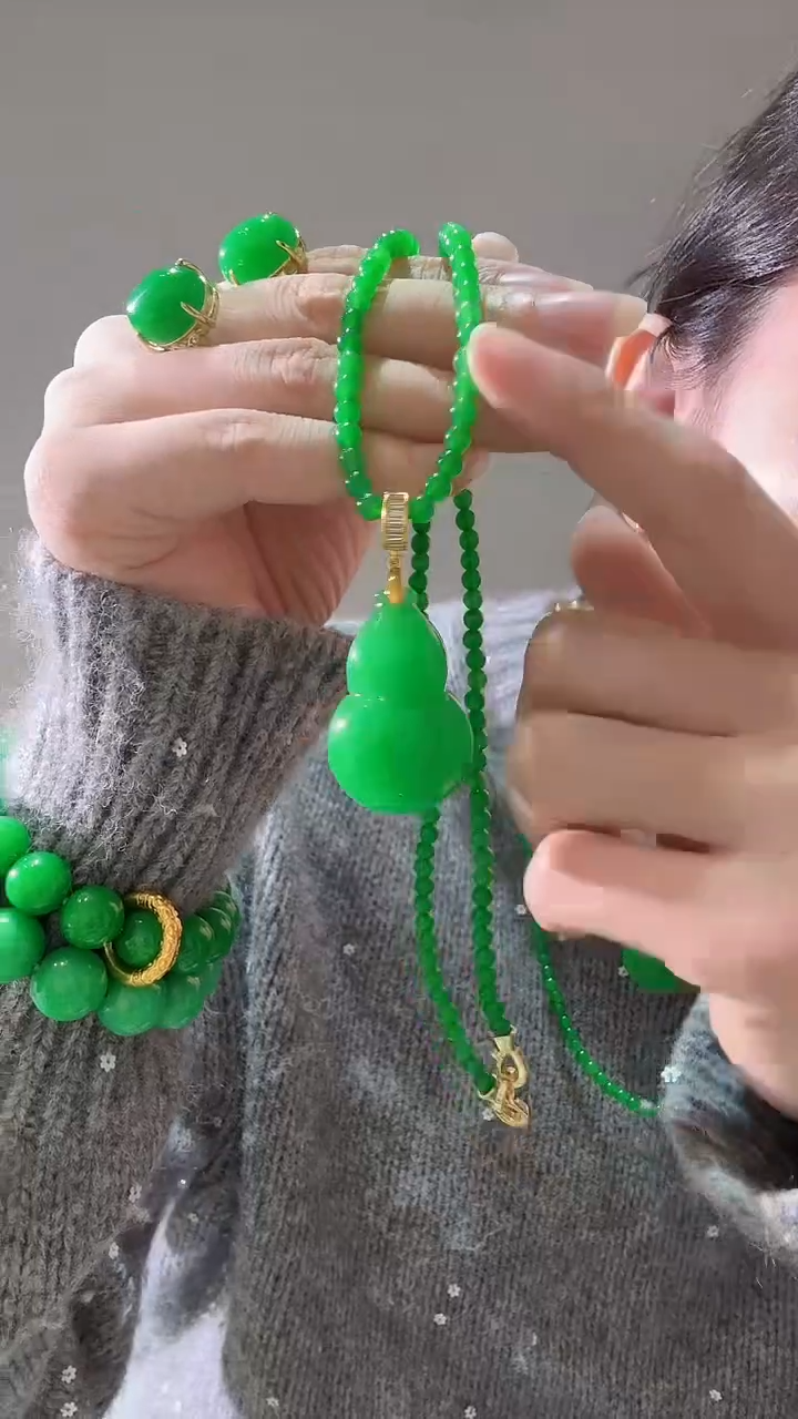 颈饰未镶嵌翡翠辣葫芦一套