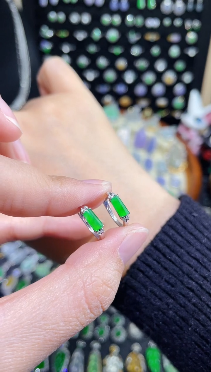 颈饰18K金镶嵌翡翠高冰满绿无事柱耳包