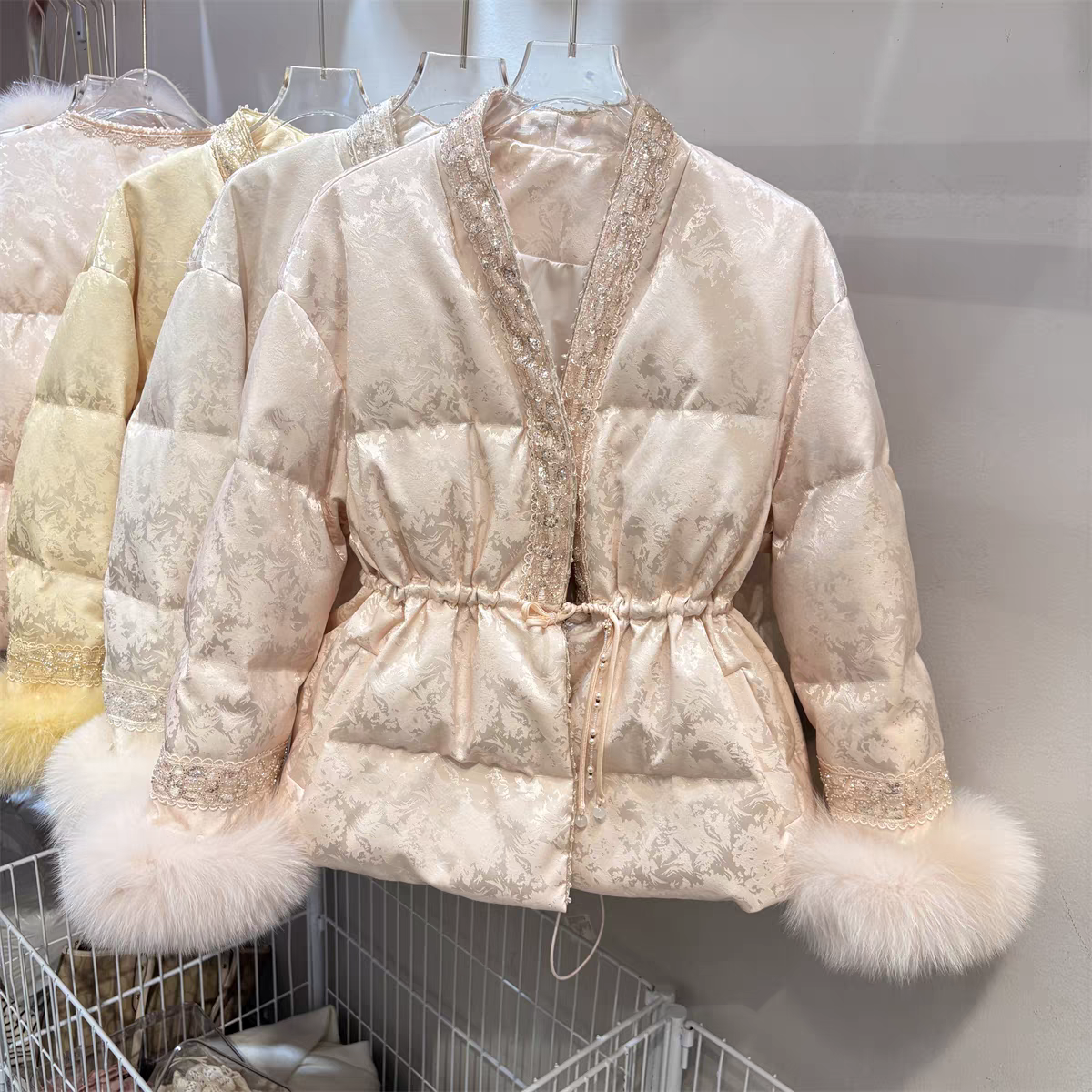 新国风V领亮片提花收腰显瘦保暖加厚棉衣女士冬季气质外套团