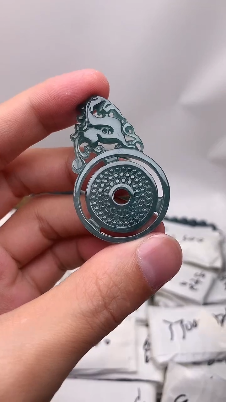 颈饰未镶嵌翡翠平安扣