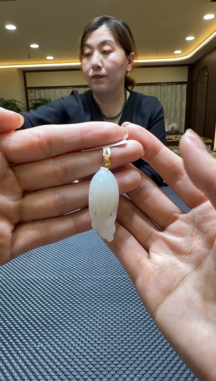 颈饰18K金镶嵌和田玉挂件