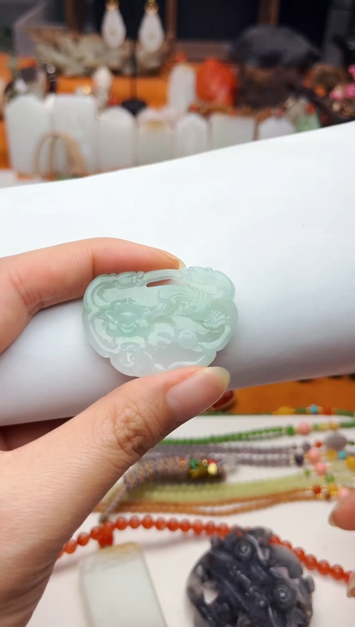【闪购商品】翡翠颈饰未镶嵌如意锁01