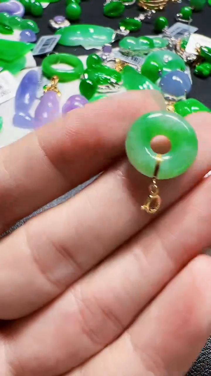 颈饰18K金镶嵌翡翠甜甜圈