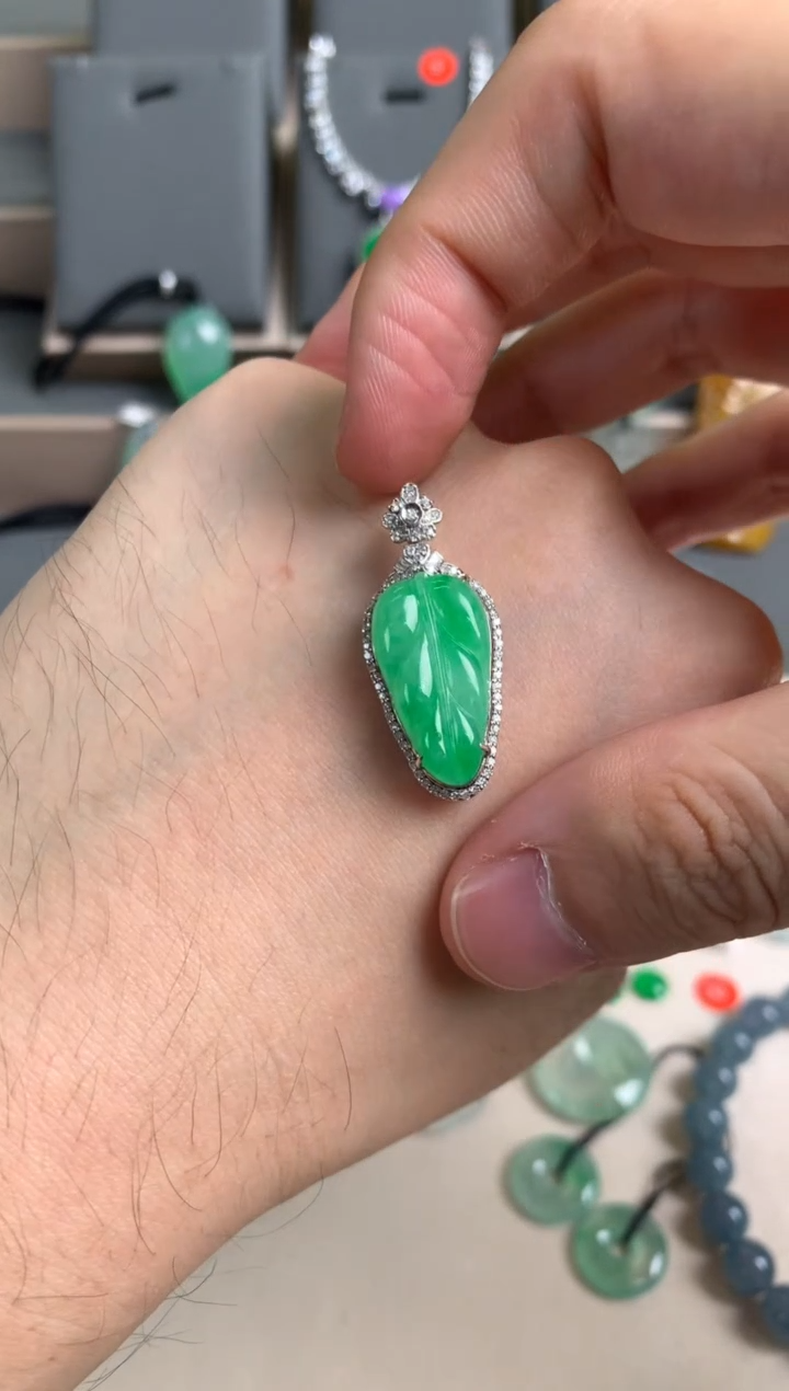 颈饰18K金镶嵌翡翠翡翠