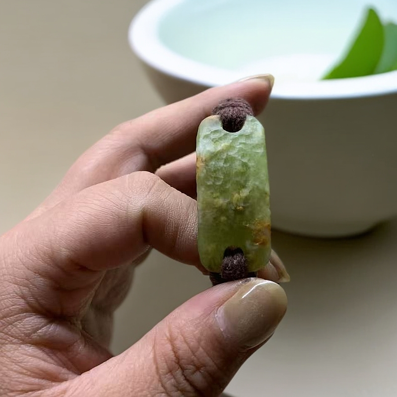天然岫玉手工锤纹绿色小金草手牌男女同款可调节