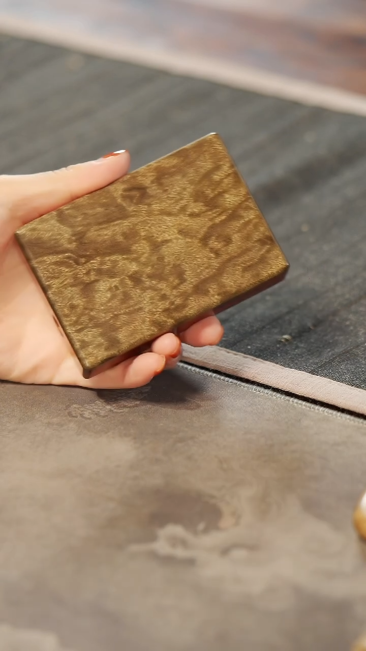 【闪购商品】金丝楠木雕842龙胆纹精工烟盒