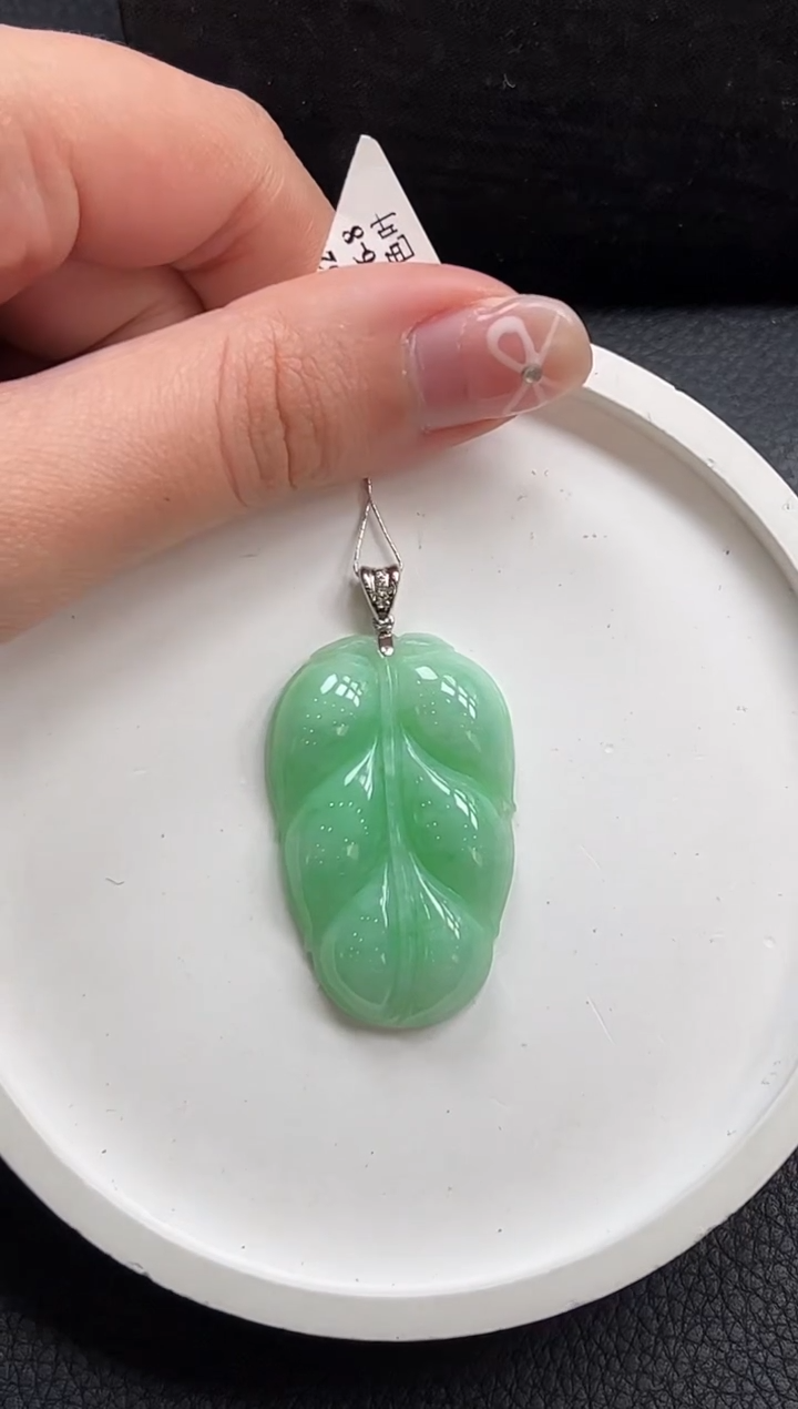 【闪购商品】翡翠颈饰18K金镶嵌叶子