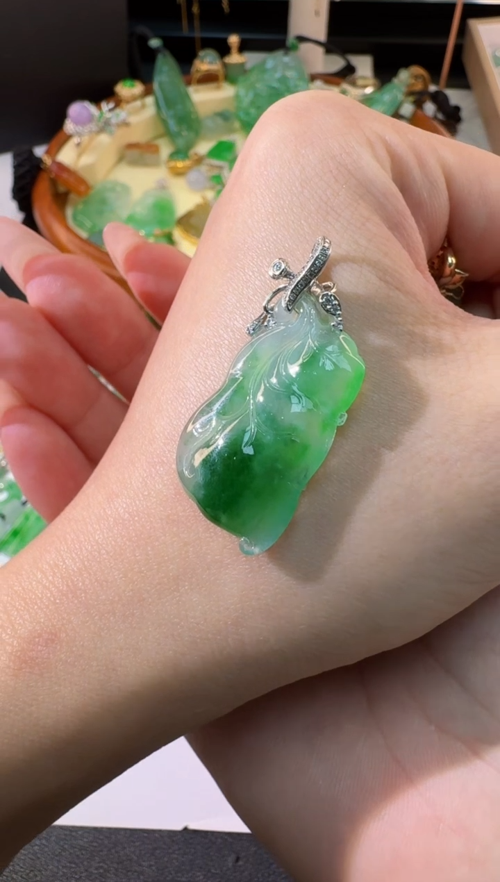 【闪购商品】翡翠颈饰18K金镶嵌缅甸翡翠A货吊坠