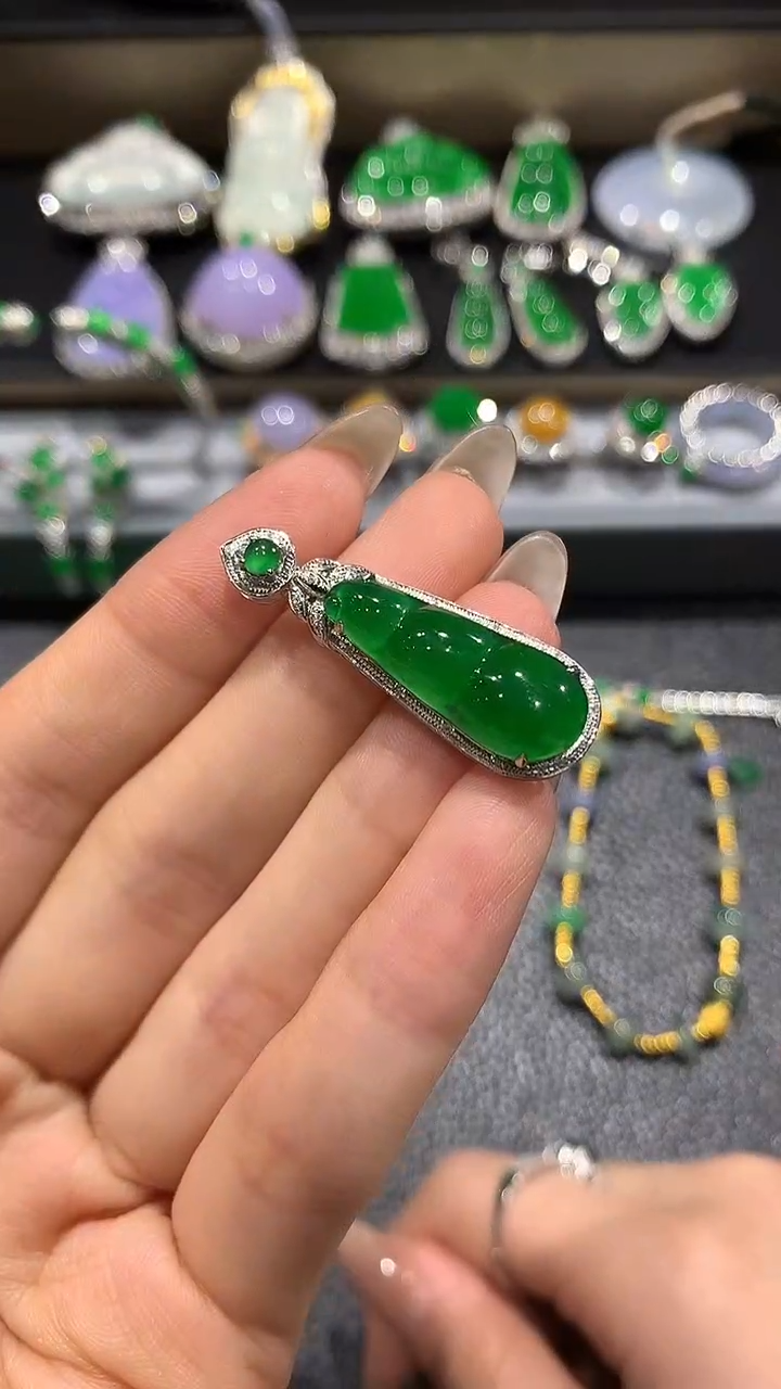 【闪购商品】翡翠吊坠(不含链)18K金镶嵌1团购