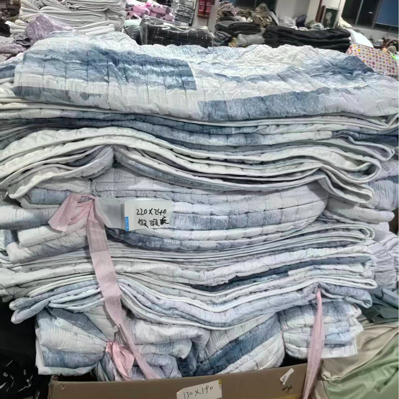 《厚广家》3楼220×240浅蓝色花纹超软化纤床盖 发1张微瑕疵3.4斤