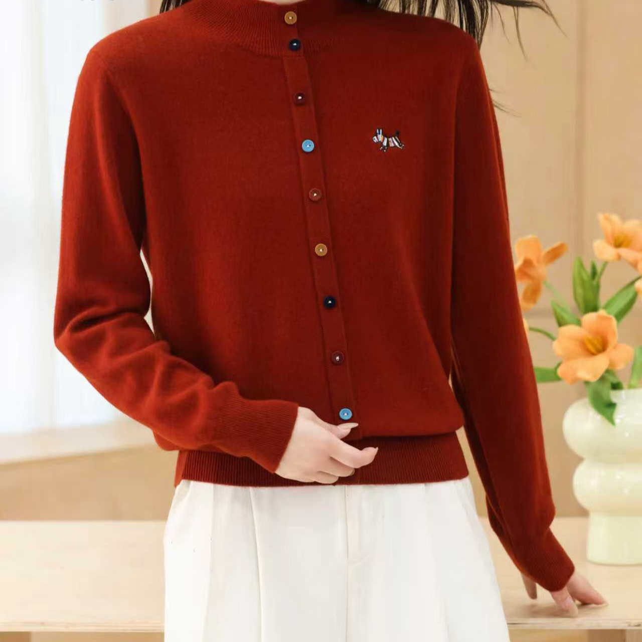 黛妍2528冬季新款100%羊毛洋气减龄小彩马单排彩扣半高领针织上衣