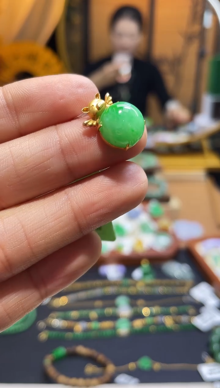 颈饰18K金镶嵌翡翠蛋面