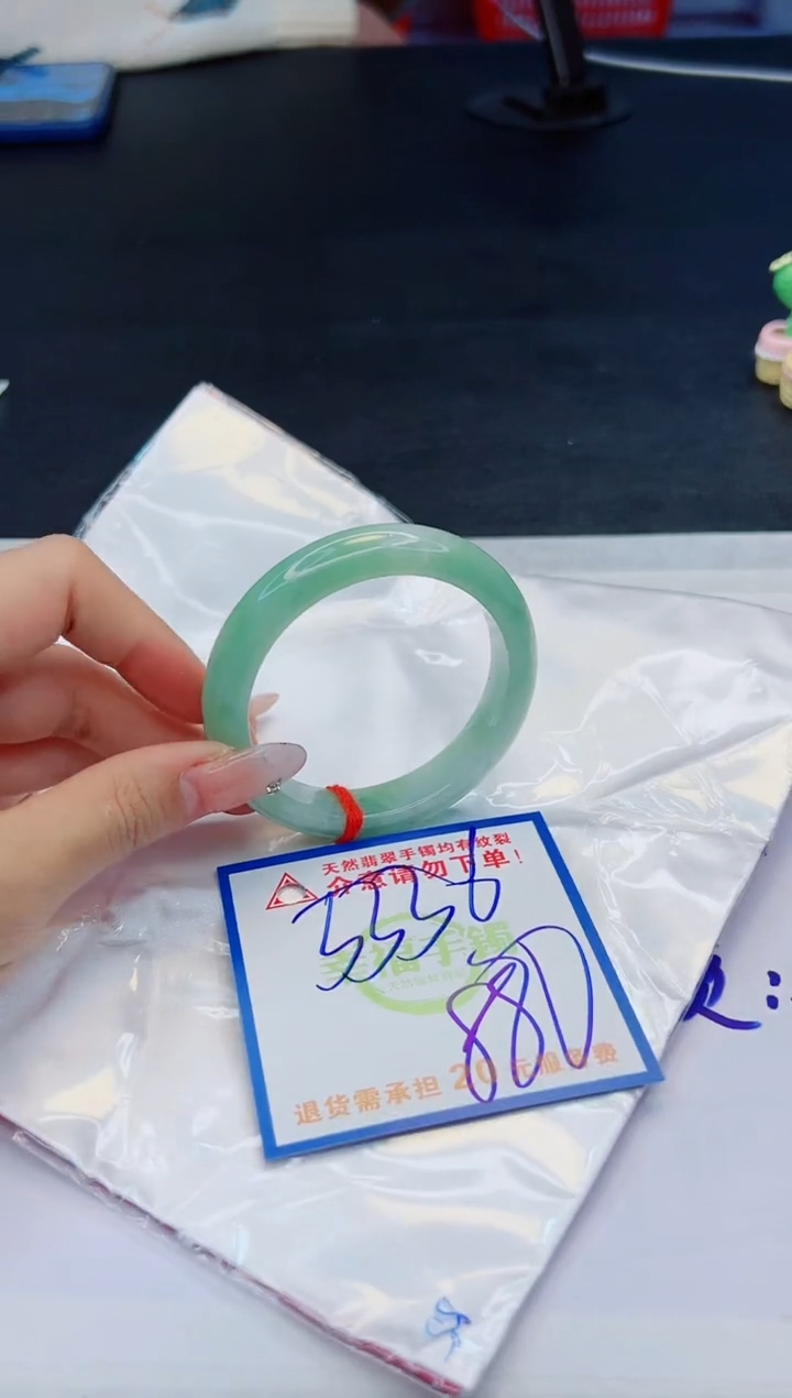 【闪购商品】翡翠手镯未镶嵌，质检证书图片色彩偏黑白