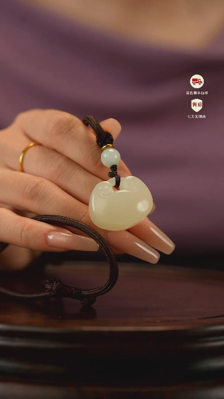 云南石竹叶青雕刻：如意吊坠