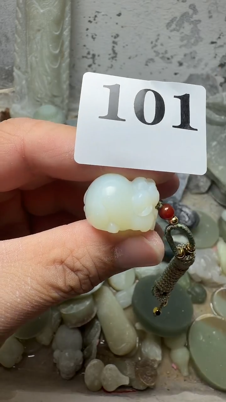 吊坠(不含链)未镶嵌和田玉招财猪