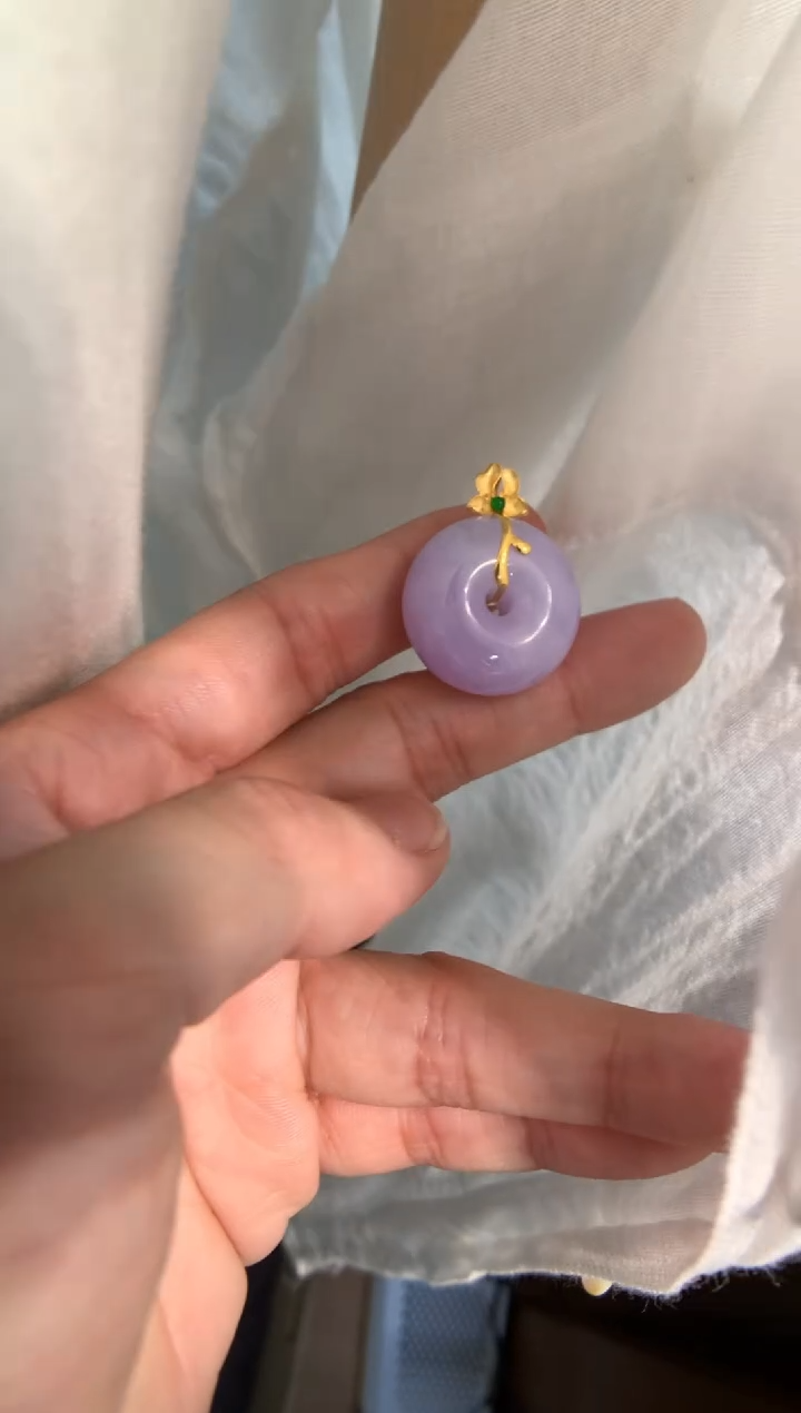 颈饰18K金镶嵌翡翠平安扣 